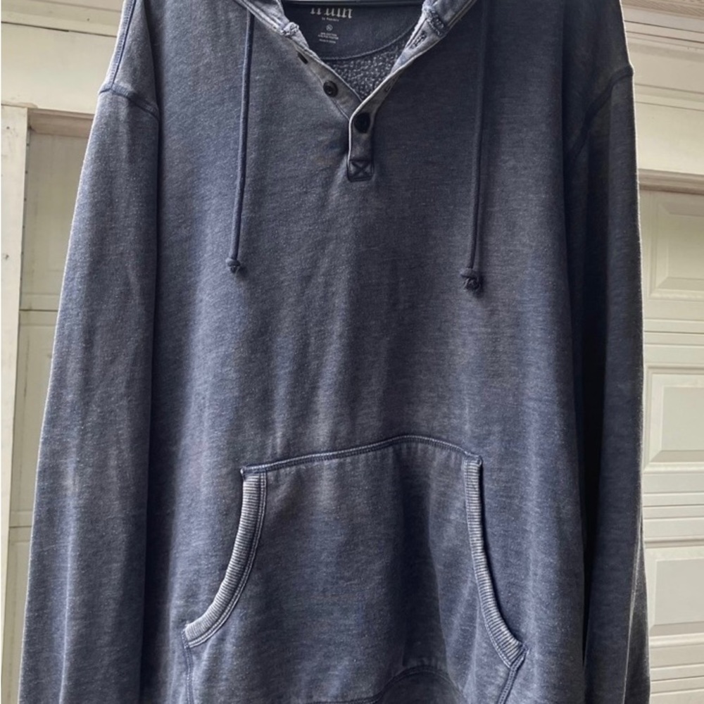 Men’s hooded sweatshirt.